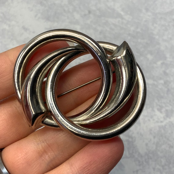 Vintage silver tone interlocking loop brooch - image 1