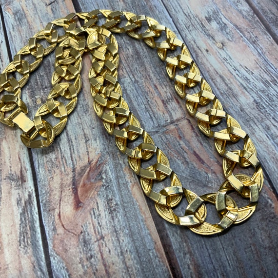 Vintage gold curb chain necklace in gold tone met… - image 7