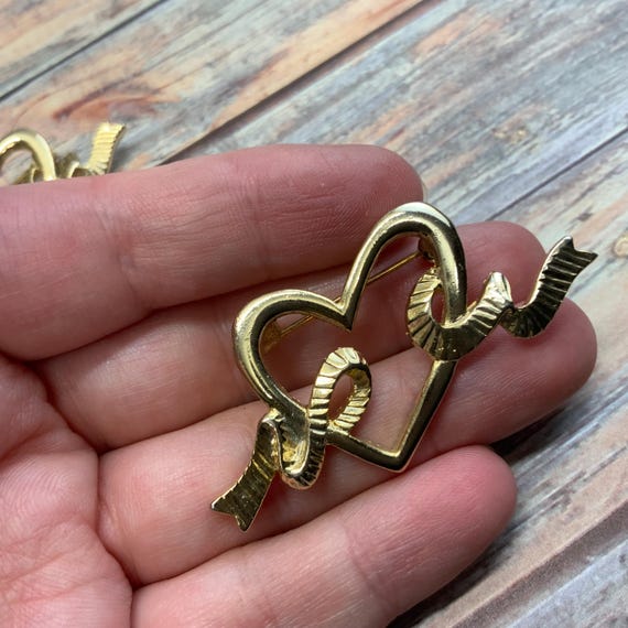 Set of two open heart ribbon scatter pins in gold… - image 4
