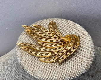 Monet gold tone chevron cut out wheat bundle brooch