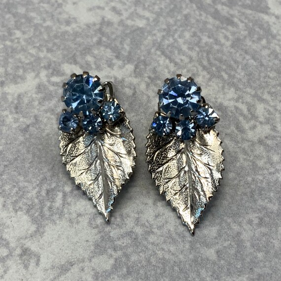 Vintage 1950s Silver leaf blue rhinestone leaf cl… - image 5