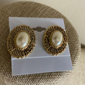 Vintage 1928 jewelry company gold tone filigree oval faux pearl post earrings