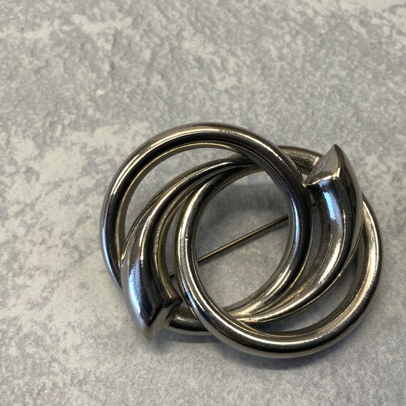 Vintage silver tone interlocking loop brooch - image 4