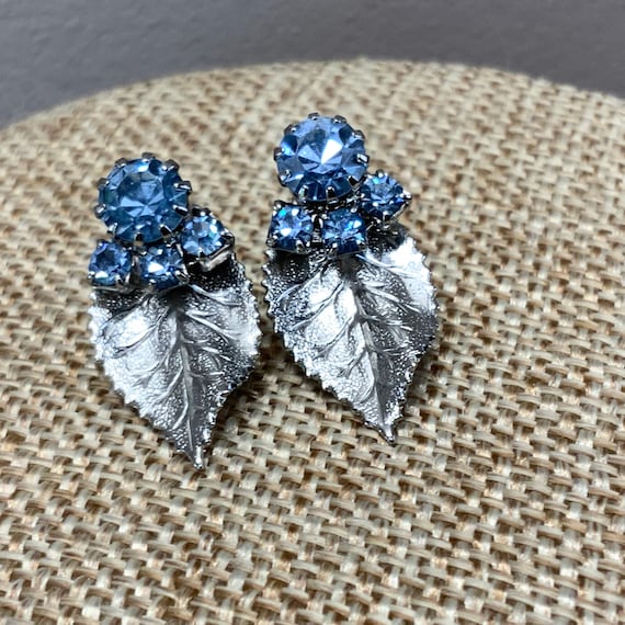 Vintage 1950s Silver leaf blue rhinestone leaf cl… - image 1