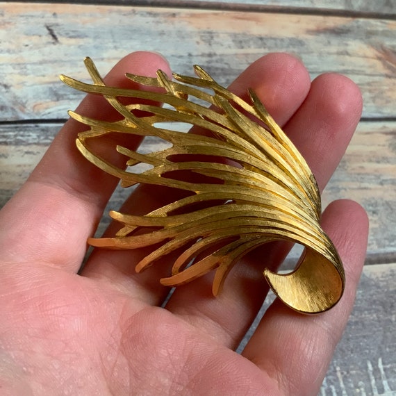 Mid century brushed gold tone curled leafy grass … - image 3