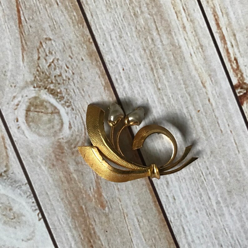 Gold tone western germnay faux pearl rose bud brooch