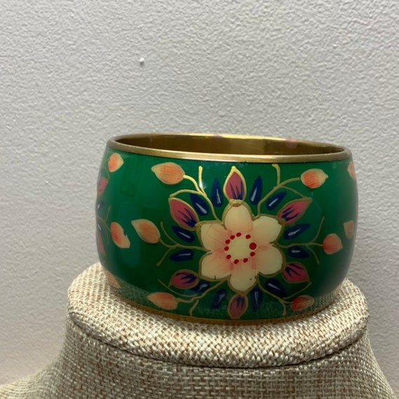 Boho Wide brass Kelly green floral bangle bracelet - image 4