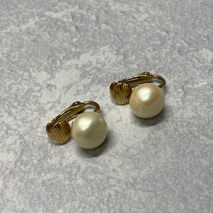 Simple vintage faux pearl clip on earrings