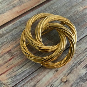 Classic 80s Monet twisted celtic love knot brooch in gold tone metal