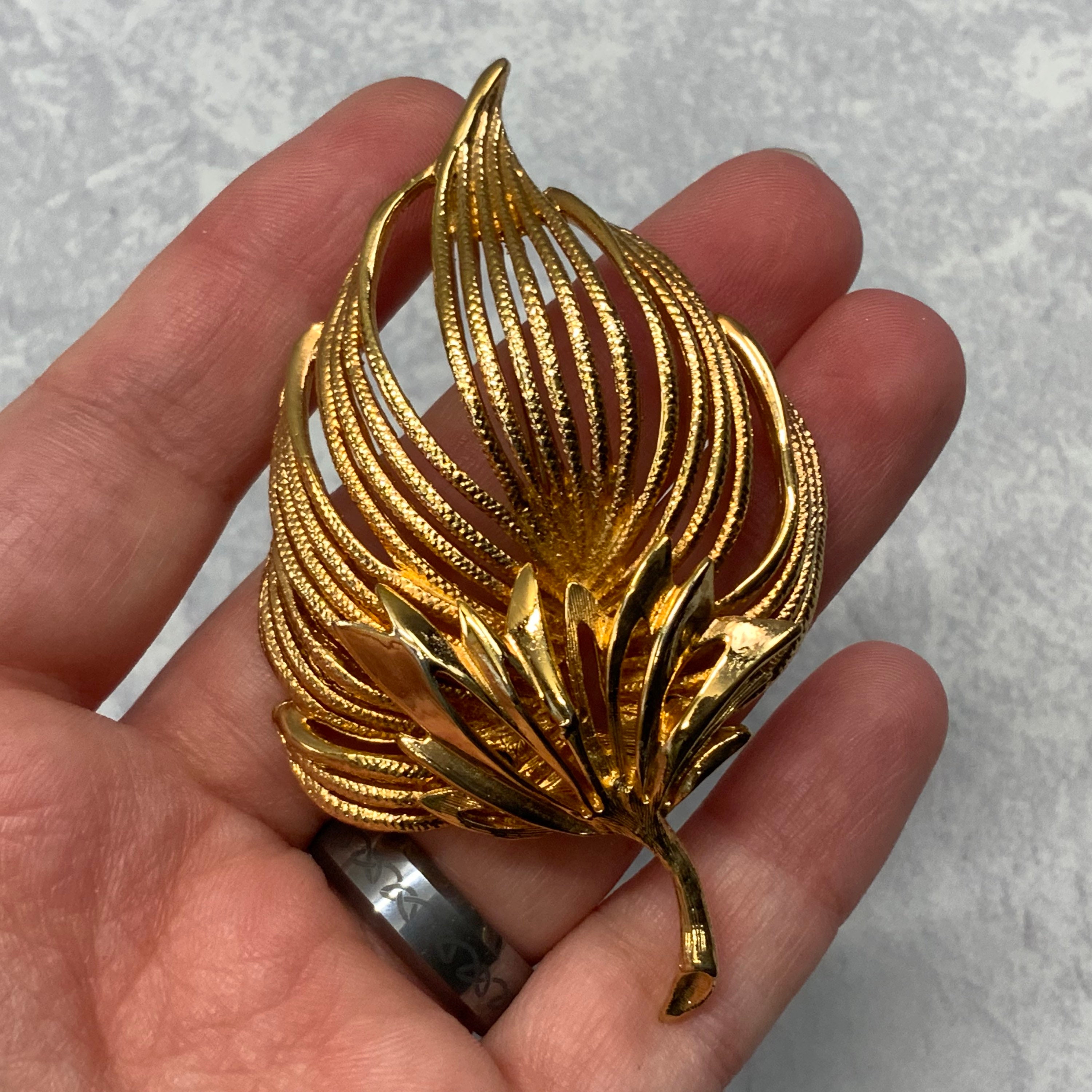 金属製ブローチテクスチャーヴィンテージ中古品素材不明