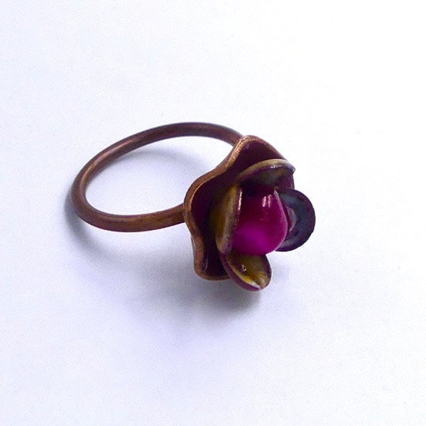 Bague minimaliste, cuivre émaillé, nacre framboise, création artisanale, rustique