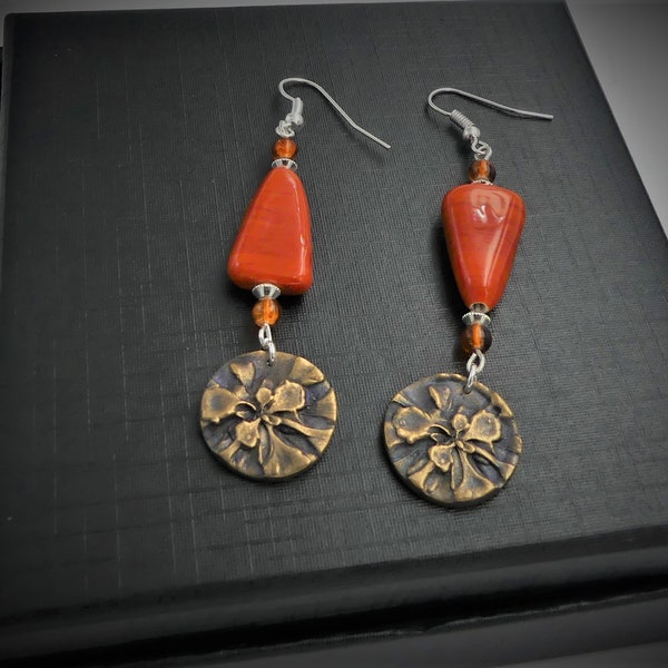 Boucles d'oreilles pâte de verre, verre orange transparent, cuivre martelé, toupies argentées