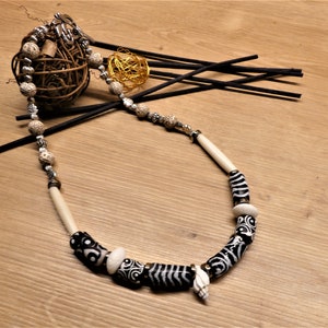 UNIQUE PIECE - Necklace with Krobo beads, shell, Bodhi seeds, silver-plated brass