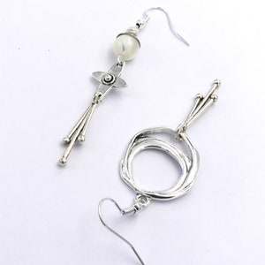 Boucles d'oreilles dissociées, boucles d'oreilles bohèmes, boucles d'oreilles tendance, argent sterling et nacre, cadeau femme image 2