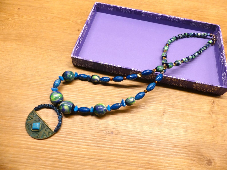 Collier mi-long, perles vintage, pierre naturelle, laiton, tissu image 1