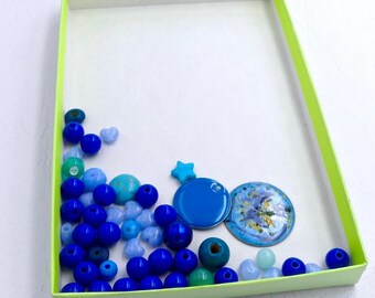 Perles bleues en mélange, perles acrylique, bleu ciel, bleu outremer, pendentifs émaillés, peint main, lot de 50 perles, loisirs créatifs,