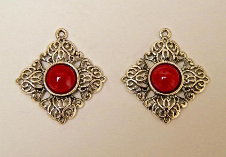 2 Pendentifs pour créations, laiton argenté et résine, cabochon rouge, image 1