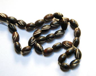 10 perles en os gravé - forme olive - 9 x 5 mm - marron foncé et écru -