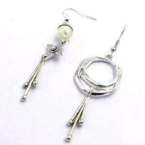 Boucles d'oreilles dissociées, boucles d'oreilles bohèmes, boucles d'oreilles tendance, argent sterling et nacre, cadeau femme image 1