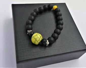 Bracelet perles en onyx noir mat, petite perle jaune en verre, perle céramique raku jaune, bois, laiton argenté, cadeau femme