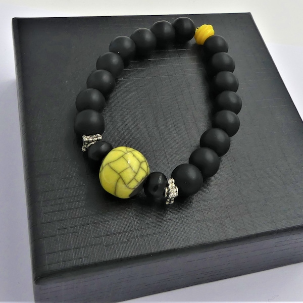 Bracelet perles en onyx noir mat, petite perle jaune en verre, perle céramique raku jaune, bois, laiton argenté, cadeau femme