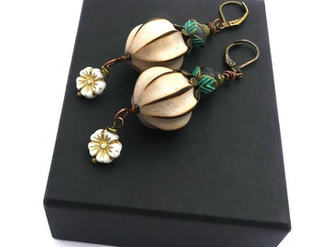 Rustikale Ohrringe, schicke böhmische Ohrringe, Holzperlen, tschechisches Glas und Kupferdraht, Geschenk für Frauen