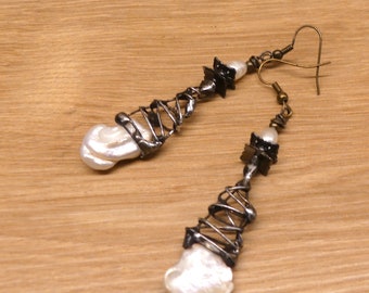Boucles d'oreilles rustiques, métal étamé, perles nacre baroque