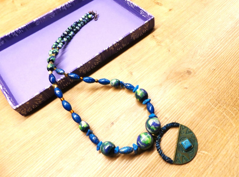 Collier mi-long, perles vintage, pierre naturelle, laiton, tissu image 2