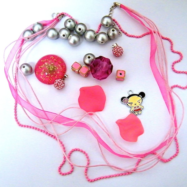 Perles en mélange, collier organza et coton, collier billes rose, pendentifs shamballa rose et argent, perles lucite et acryliques,