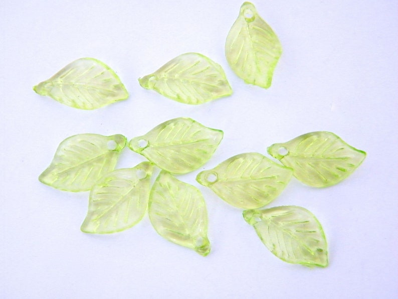 Breloques feuilles en acrylique, couleur verte, translucide, 18x11 mm, vendues par lots de 10 pièces image 1