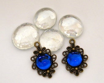 2 Breloques, pendentifs laiton bronze, cabochons verre, bleu outremer