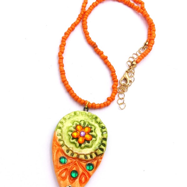Collier mi-long, collier coloré et estival, perles miyuki orange, pendentif céramique, cadeau femme