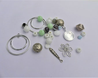 Mélange de 30 perles et pendentifs, laiton argenté, verre, acrylique