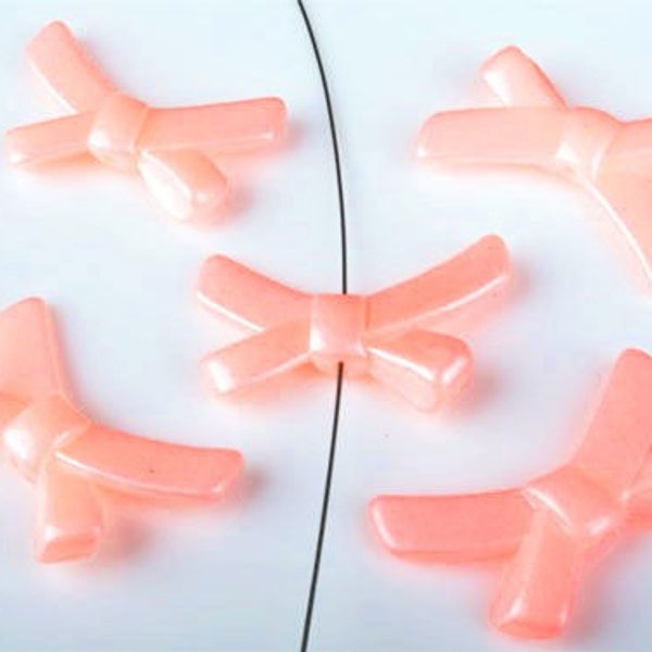 Petit noeud en matière plastique rose pâle 33x21 mm vendus à la pi