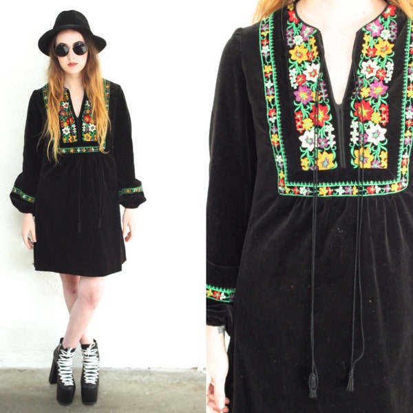 Vintage 60s DASHIKI Velvet Floral Embroidery Black Dress // Shift Babydoll Long Sleeve // Hippie Boho Gypsy Witchy // Small / Medium