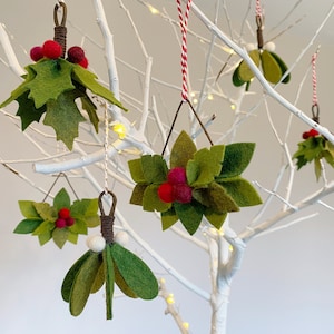 Christmas Tree Felt Decorations tutorial (PDF download) with standard templates