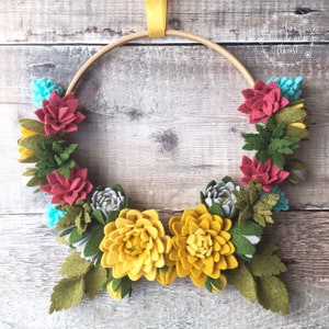 Felt flower pattern/tutorial (PDF download): DIY felt flowers - Dahlias in Bloom Wreath - no sew!