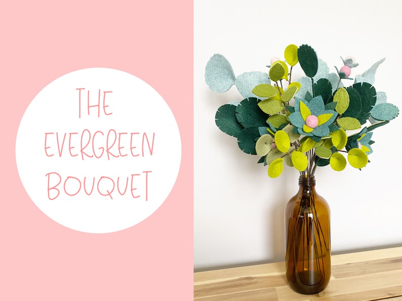 K&ouml;nnte beinhalten: Ein Blumenstrau&szlig; aus Filz in Gr&uuml;n- und Rosat&ouml;nen, arrangiert in einer braunen Glasvase. Der Strau&szlig; ist mit "The Evergreen Bouquet" beschriftet.