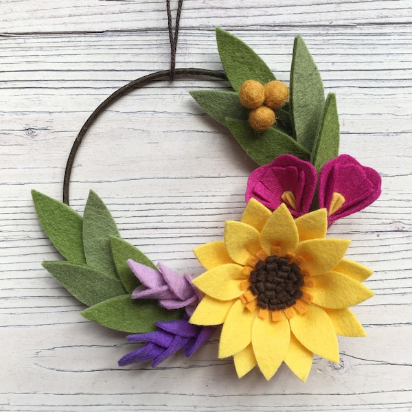 Felt flower pattern/tutorial (PDF download): DIY felt flowers - Sunshine Sunflower Mini Wreath - no sew!