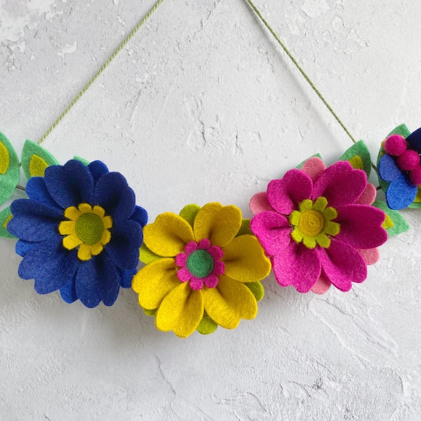 PDF + video tutorial: Festival Daisy Wall Hanger - felt flower pattern with templates and video tutorial