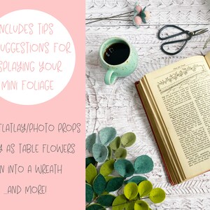K&ouml;nnte beinhalten: Ein Flatlay-Bild, das verschiedene M&ouml;glichkeiten zeigt, wie man Filzlaub anordnen kann. Das Bild zeigt ein Buch, eine Tasse Kaffee, Filzblumen und eine Schere. Der Text "INCLUDES TIPS & SUGGESTIONS FOR DISPLAYING YOUR MINI FOLIAGE" ist in einem Kreis auf rosa Hintergrund geschrieben. Der Text "USE AS FLATLAY/PHOTO PROPS DISPLAY AS TABLE FLOWERS TURN INTO A WREATH ...AND MORE!" ist auf rosa Hintergrund geschrieben.