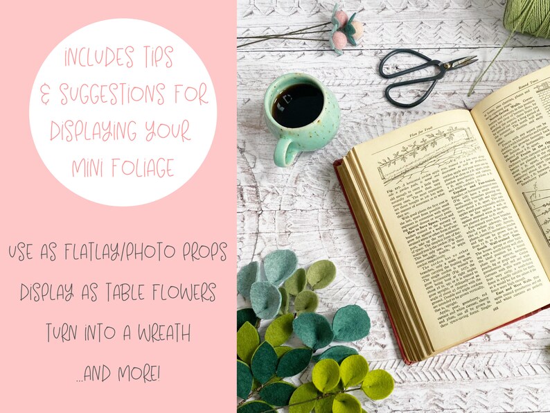 K&ouml;nnte beinhalten: Ein Flatlay-Bild, das verschiedene M&ouml;glichkeiten zeigt, wie man Filzlaub anordnen kann. Das Bild zeigt ein Buch, eine Tasse Kaffee, Filzblumen und eine Schere. Der Text "INCLUDES TIPS & SUGGESTIONS FOR DISPLAYING YOUR MINI FOLIAGE" ist in einem Kreis auf rosa Hintergrund geschrieben. Der Text "USE AS FLATLAY/PHOTO PROPS DISPLAY AS TABLE FLOWERS TURN INTO A WREATH ...AND MORE!" ist auf rosa Hintergrund geschrieben.