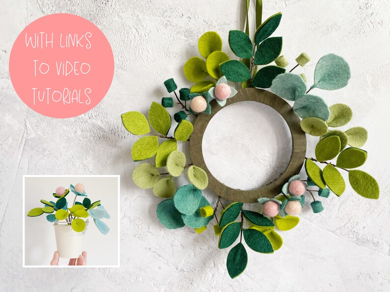 K&ouml;nnte beinhalten: Ein gr&uuml;ner Filz-Adventskranz mit rosa Filzkugeln und gr&uuml;nen Filzbl&auml;ttern. Der Kranz h&auml;ngt an einer wei&szlig;en Wand. Der Text "WITH LINKS TO VIDEO TUTORIALS" ist in einem rosa Kreis auf der linken Seite des Bildes geschrieben.