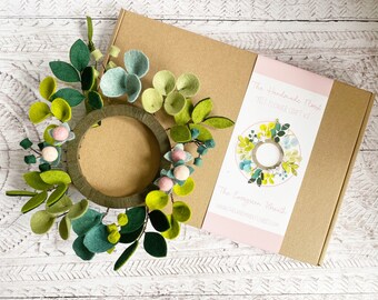 Felt flower craft kit + video tutorial: DIY Felt Flowers - Evergreen Wreath (foliage wreath with Eucalyptus)