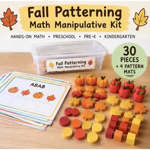 Peut inclure: Un kit de manipulation mathématique Fall Patterning comprenant une boîte de rangement en plastique transparent, 30 petits objets colorés dont des citrouilles, pommes, feuilles et formes géométriques, et 4 tapis de motifs avec le texte Fall Patterning.