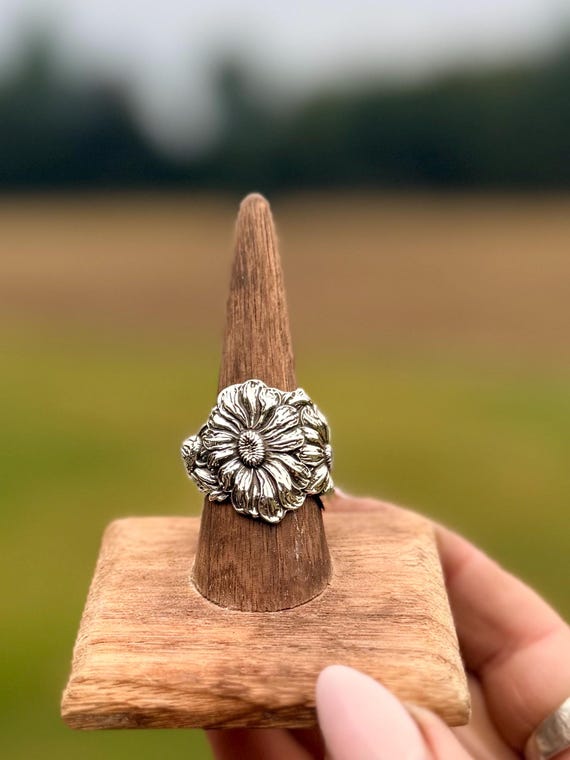 Vintage Sterling Silver, Daisy, Flower of the month, single wrap, ring