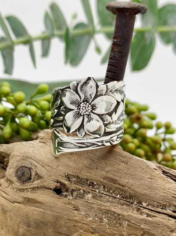 Size 6 Vintage Sterling Silver Columbine Flower Spoon Ring