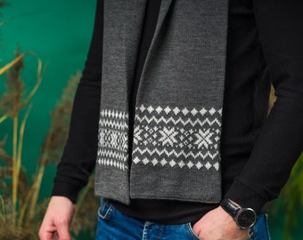 Bufanda de punto con diseño escandinavo letón rojo gris gris, unisex, regalo de Navidad, para hombre y mujer.