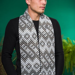 Klassischer Schal ZALKTIS | Skandinavisches lettisches Designmuster | Gestrickter unisex Schal | Rot, Blau, Grau