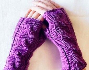 Fingerless Gloves in Cyclamen Wool with Braid Pattern - Style and Warmth for Your Hands